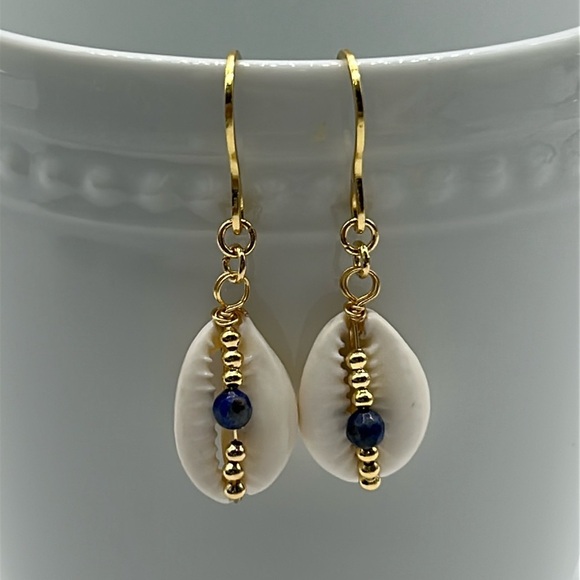 2354- Handmade Shell Dangle Earrings NWT - Picture 1 of 5